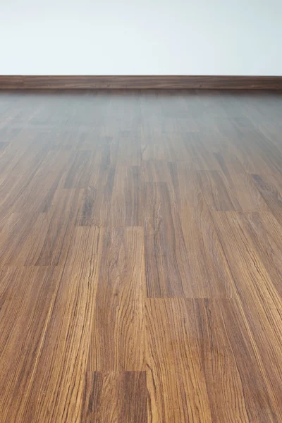 Wnętrze lakier brązowy drewna podłogi laminowane w nowoczesny projekt domu — Zdjęcie stockowe
