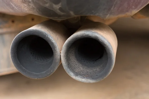 Viejo tubo de escape del coche oxidado —  Fotos de Stock