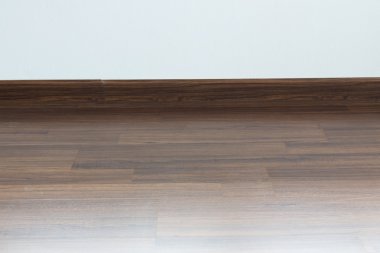 boş oda iç, kahverengi ahşap Laminat zemin ve beyaz harç 