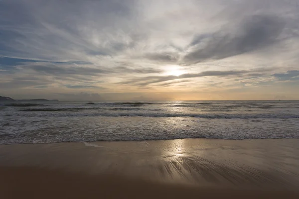 Mooie zomerse zee en heldere hemel met cloud achtergrond — Stockfoto