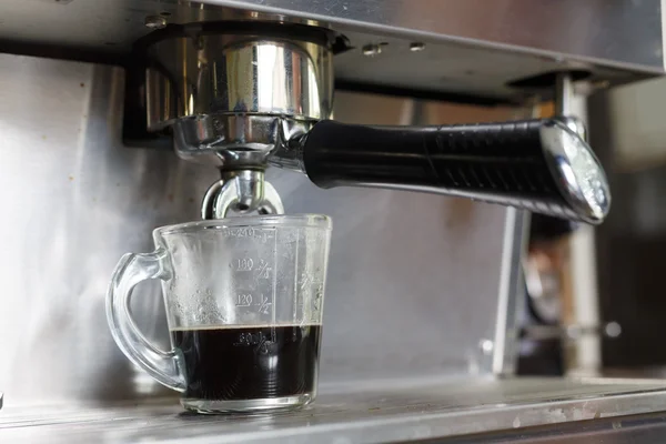 Processo di fabbricazione del caffè dalla macchina del caffè in caffetteria — Foto Stock