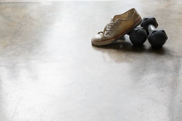 Sportovní boty a kovu činka, fitness sportovní vybavení — Stock fotografie