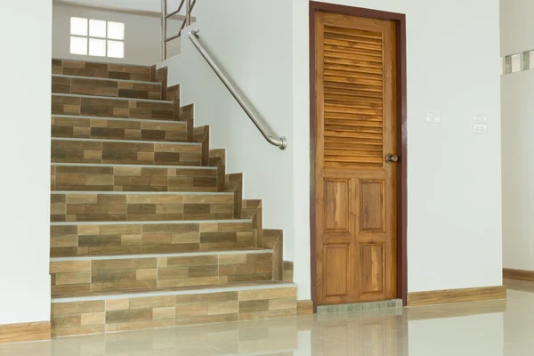 Weißer, leerer Innenraum mit Holztür und Treppe — Stockfoto