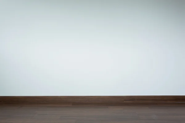 Interno stanza vuota, pavimento in laminato di legno marrone e malta bianca — Foto Stock