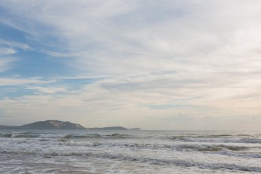kum plaj ve berrak gökyüzü güzel manzara yaz denize sıfır