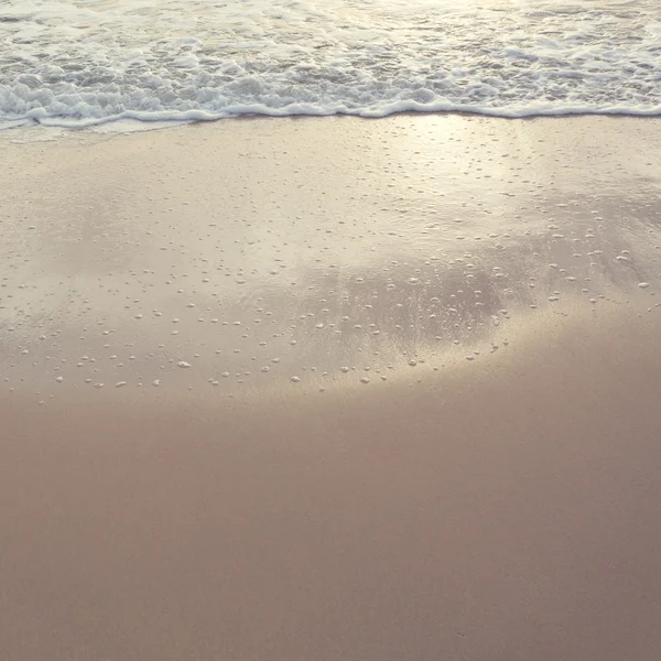 Bela praia de areia de verão e mar surf — Fotografia de Stock