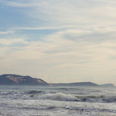 kum plaj ve berrak gökyüzü güzel manzara yaz denize sıfır