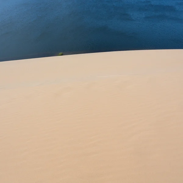 Vit sand dune öknen i Mui Ne, Vietnam — Stockfoto