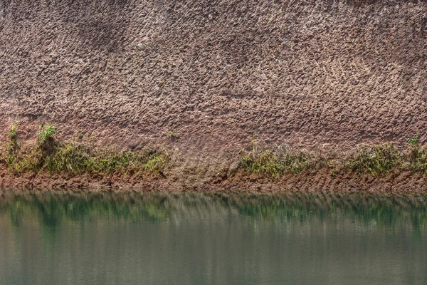 Estanque de agua y tierra efecto textura del suelo de la minería de mineral — Foto de Stock