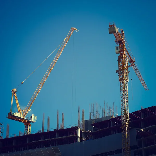 Gru di macchinari che lavorano nel settore edile del cantiere — Foto Stock