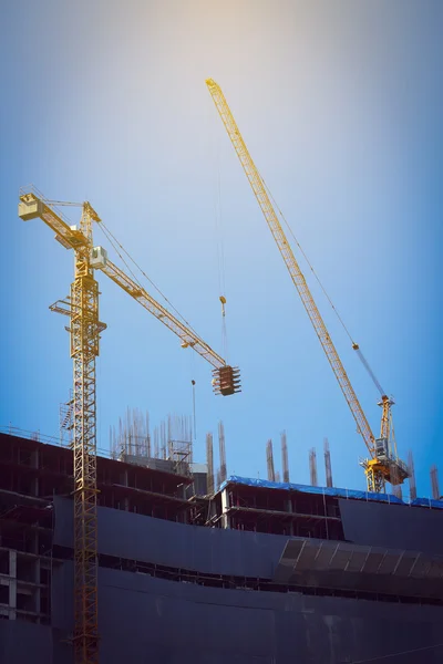 Industria de la construcción de obra con maquinaria de trabajo de grúa — Foto de Stock