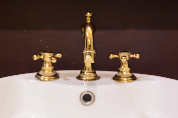 Altın musluk ve lavabo tasarımı — Stok fotoğraf