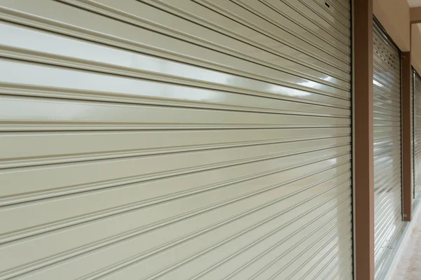Pintu roller shutter di gedung gudang — Stok Foto