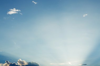 ışık ışınları mavi gökyüzü temizleyin