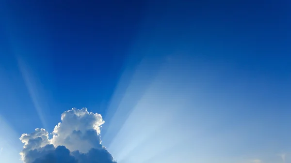 Raios de luz no dramático céu azul mal-humorado — Fotografia de Stock