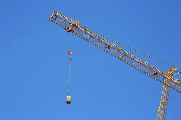 Construcción grúa elevación cubo de cemento mezclador verter —  Fotos de Stock