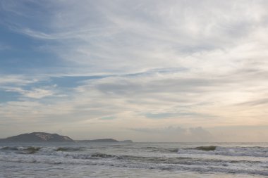 kum plaj ve berrak gökyüzü güzel manzara yaz denize sıfır