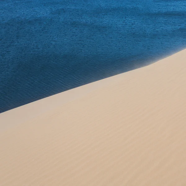 Weiße Sanddünenwüste in mui ne, Vietnam — Stockfoto