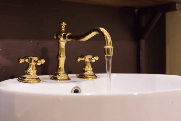 Grifo de oro y diseño de lavabo retro vintage decorado de lujo —  Fotos de Stock