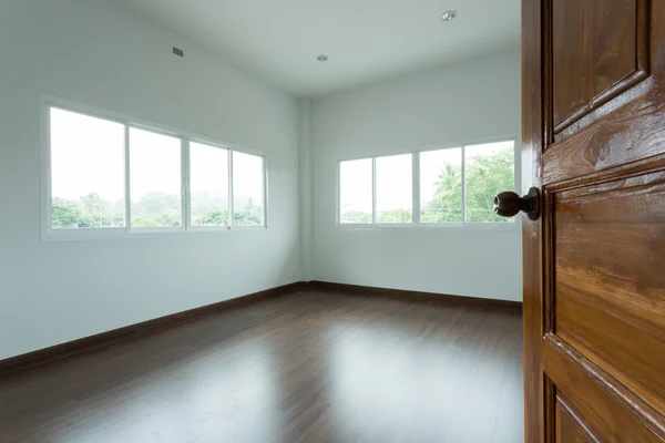 Open wooden door empty white room — Stock Photo, Image