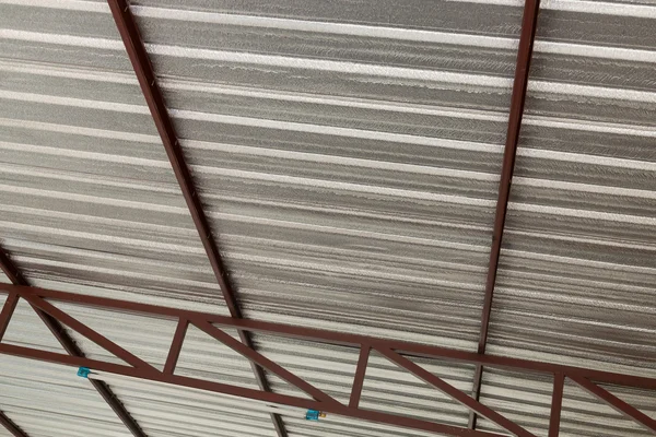 Calor de aislamiento de lámina de plata en la casa techo —  Fotos de Stock