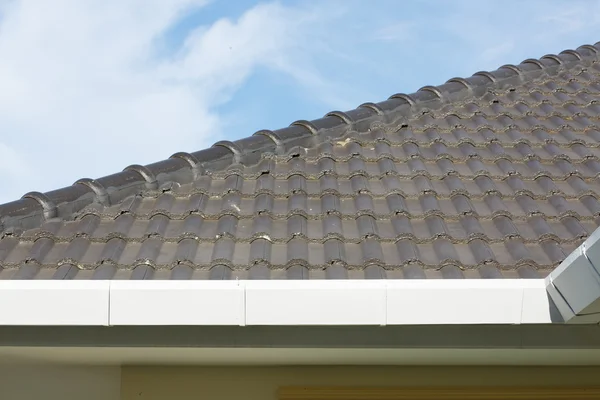 Goot op dak top residentieel gebouw huis — Stockfoto