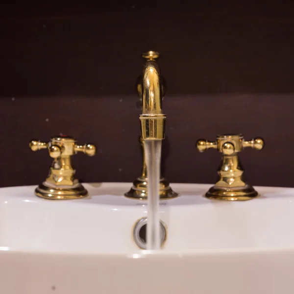 黄金水龙头和洗脸盆设计复古古董装饰的豪华 — 图库照片