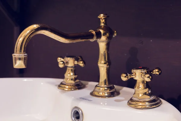 Gold faucet and washbasin design — Stock Photo, Image