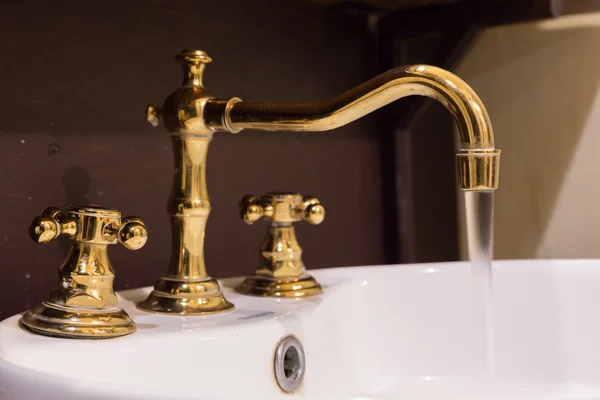 Złoty kran i umywalka projekt retro vintage luksusowe urządzone — Zdjęcie stockowe