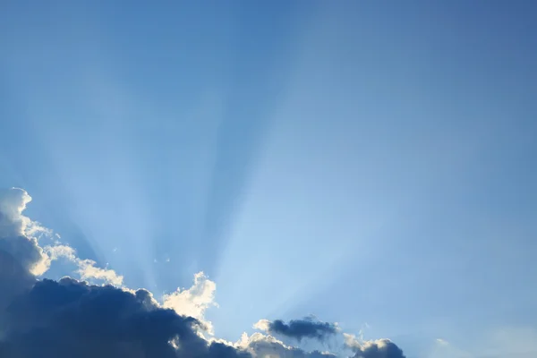 Raios de luz explosão no céu azul claro com nuvem — Fotografia de Stock