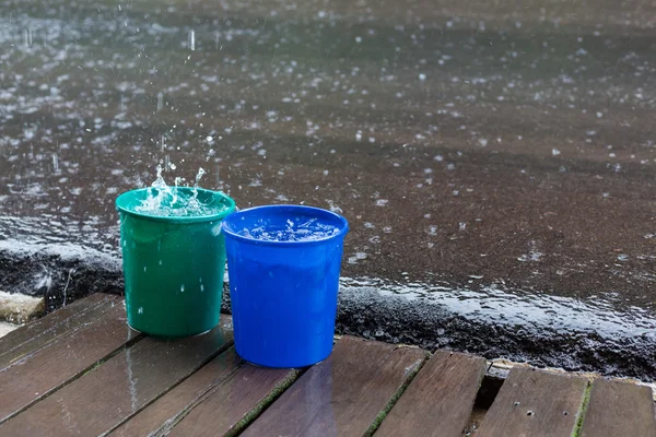 Gota de lluvia en el agua del cubo, tiempo temporada de lluvias — Foto de Stock