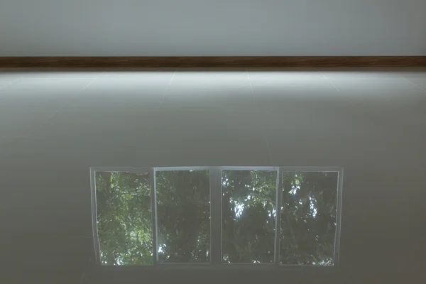 Quarto vazio com janela de vidro deslizante — Fotografia de Stock