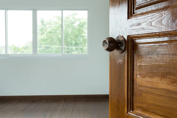 Open wooden door empty white room — Stock Photo, Image