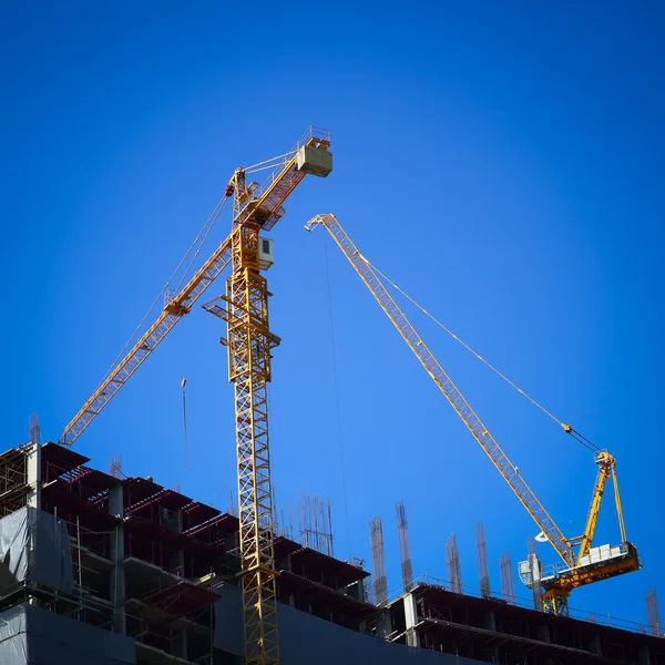 Şantiye inşaat sektöründe iki Makina vinç