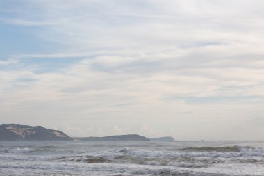 kum plaj ve berrak gökyüzü güzel manzara yaz denize sıfır