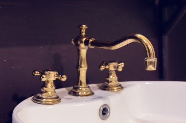 Altın musluk ve lavabo tasarımı