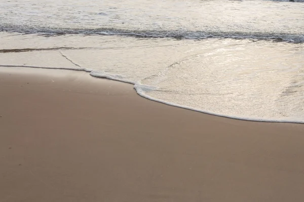 Hermosa playa de arena de verano y el mar surf — Foto de Stock