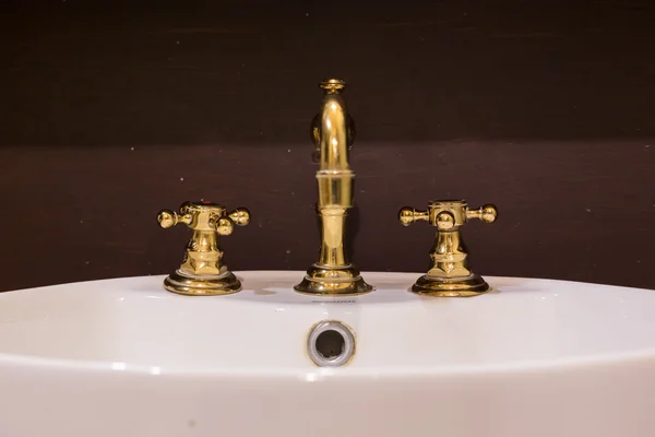 Grifo de oro y diseño de lavabo —  Fotos de Stock