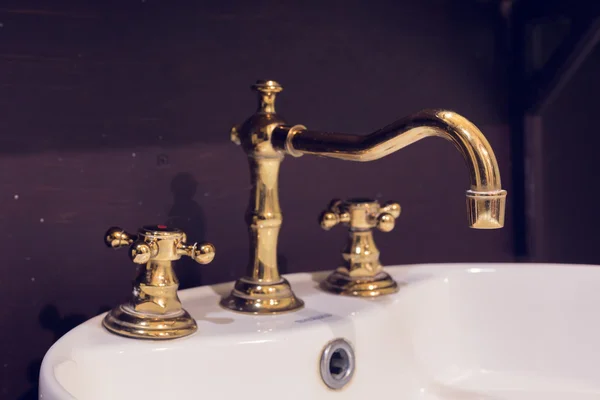 Gold faucet and washbasin design — Stock Photo, Image