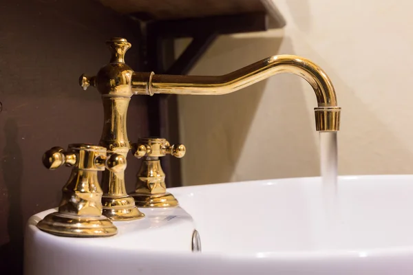 Gold faucet and washbasin design retro vintage decorated luxury — Stock Photo, Image