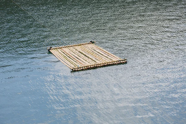 Balsa de bambú flotando en el agua — Foto de Stock