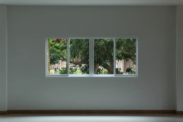 Szklane okno przesuwne na białej ścianie wnętrza domu — Zdjęcie stockowe