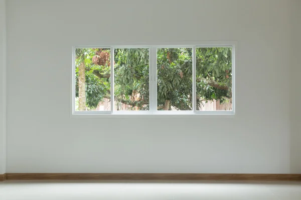 Habitación vacía con ventana de vidrio corredera — Foto de Stock