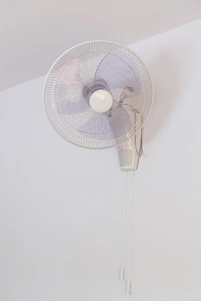 Електричний вентилятор, що висить на білій стіні — стокове фото