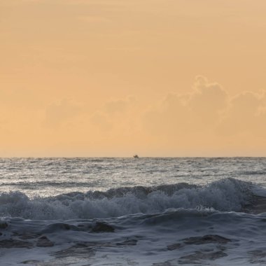 güzel deniz bulut ile açık gökyüzü ile