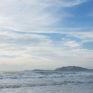 güzel manzara yaz deniz ve açık mavi gökyüzü arka plan