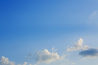 bulut ve açık mavi gökyüzü arka plan