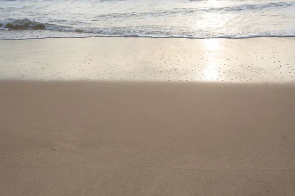 Bela praia de areia de verão e mar surf — Fotografia de Stock