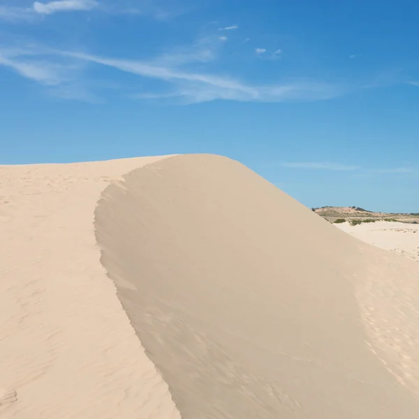 Desierto de dunas de arena blanca en Mui Ne, Vietnam — Foto de Stock