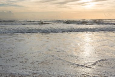 güzel yaz deniz, kum plaj arka plan üzerinde güneş